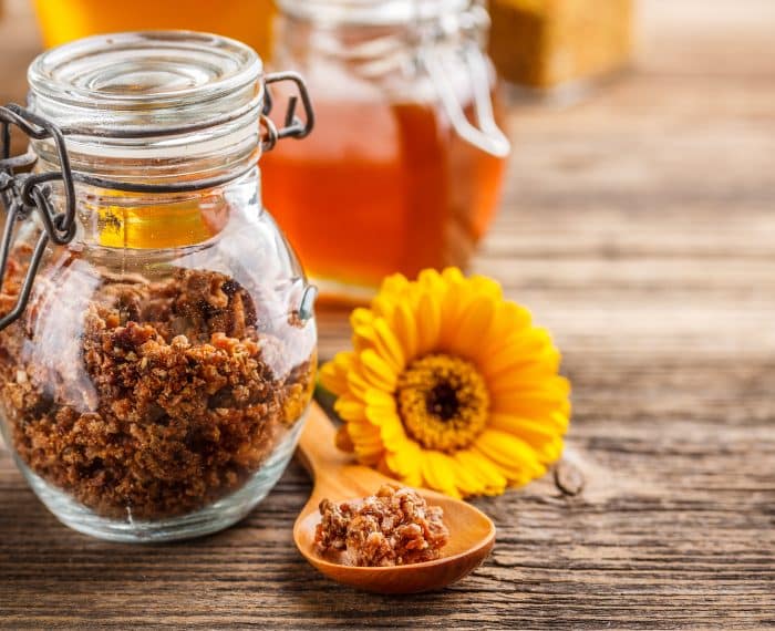 La propolis : Qu'est- ce que c'est, sa composition, ses différentes formes et son utilisation ?